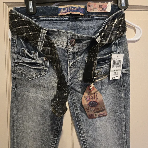 Women's Wall Flower Blue Jeans with Belt - Picture 5 of 7